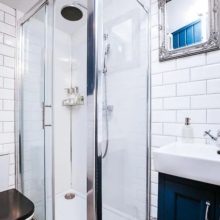 Bronte's Rest - Detached Elegant In Historic Old Town With Garden 度假居