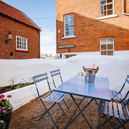 Bronte's Rest - Detached Elegant In Historic Old Town With Garden *