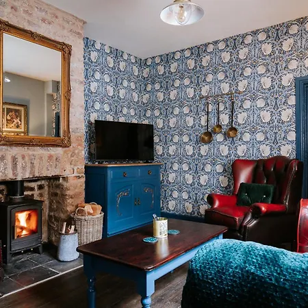 Bronte's Rest - Detached Elegant In Historic Old Town With Garden Ferienhaus