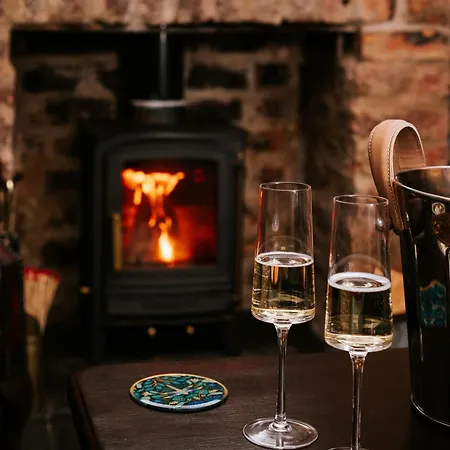 Holiday home Bronte's Rest - Detached Elegant In Historic Old Town With Garden