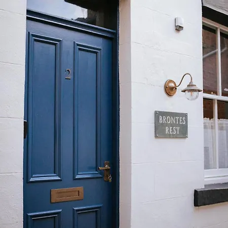 Bronte's Rest - Detached Elegant In Historic Old Town With Garden *